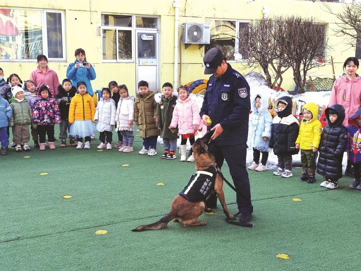 烟台：警察叔叔到幼儿园过警察节