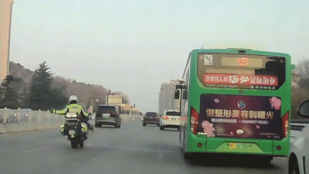 孕妇大出血送医赶上交通早高峰 交警一路疾驰开道护送