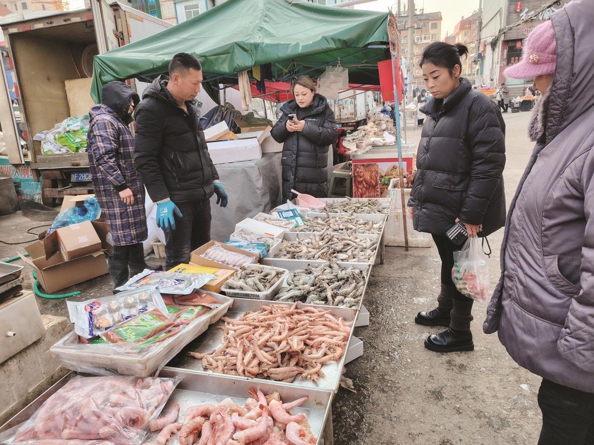 烟台海鲜摊主初宁亭：风雪不误经营海鲜摊