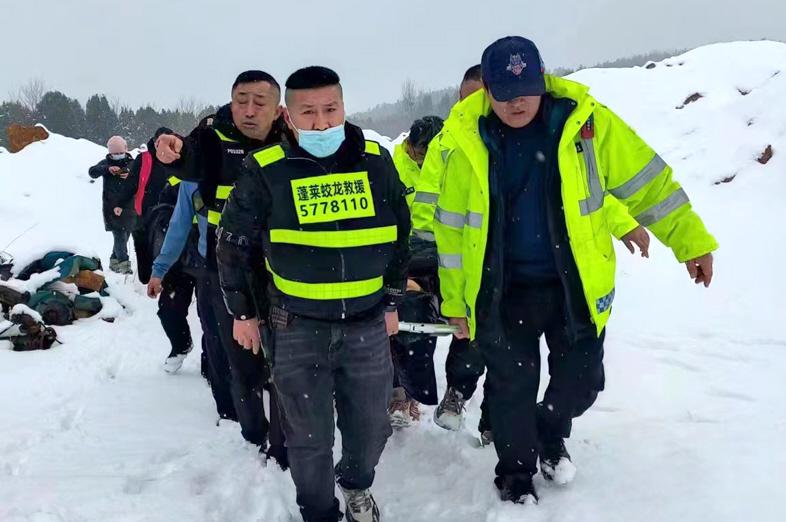蓬莱山野雪地上演生死营救 救援队员轮流做心肺复苏救活走失老人
