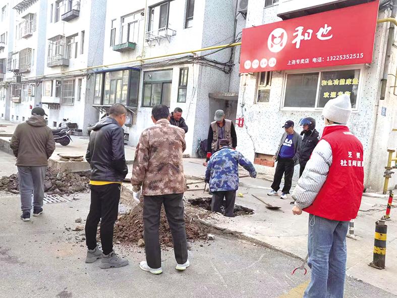 芝罘区：居民家中排水不畅 网格员协助疏通下水道