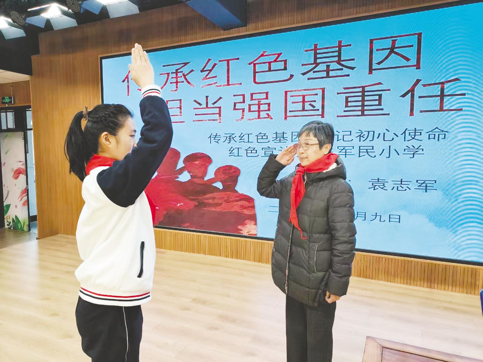 烟台：红色宣讲进校园 国防教育润童心