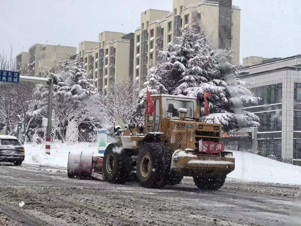 又一次彻夜坚守，烟台5500余名城管队员清雪保畅通