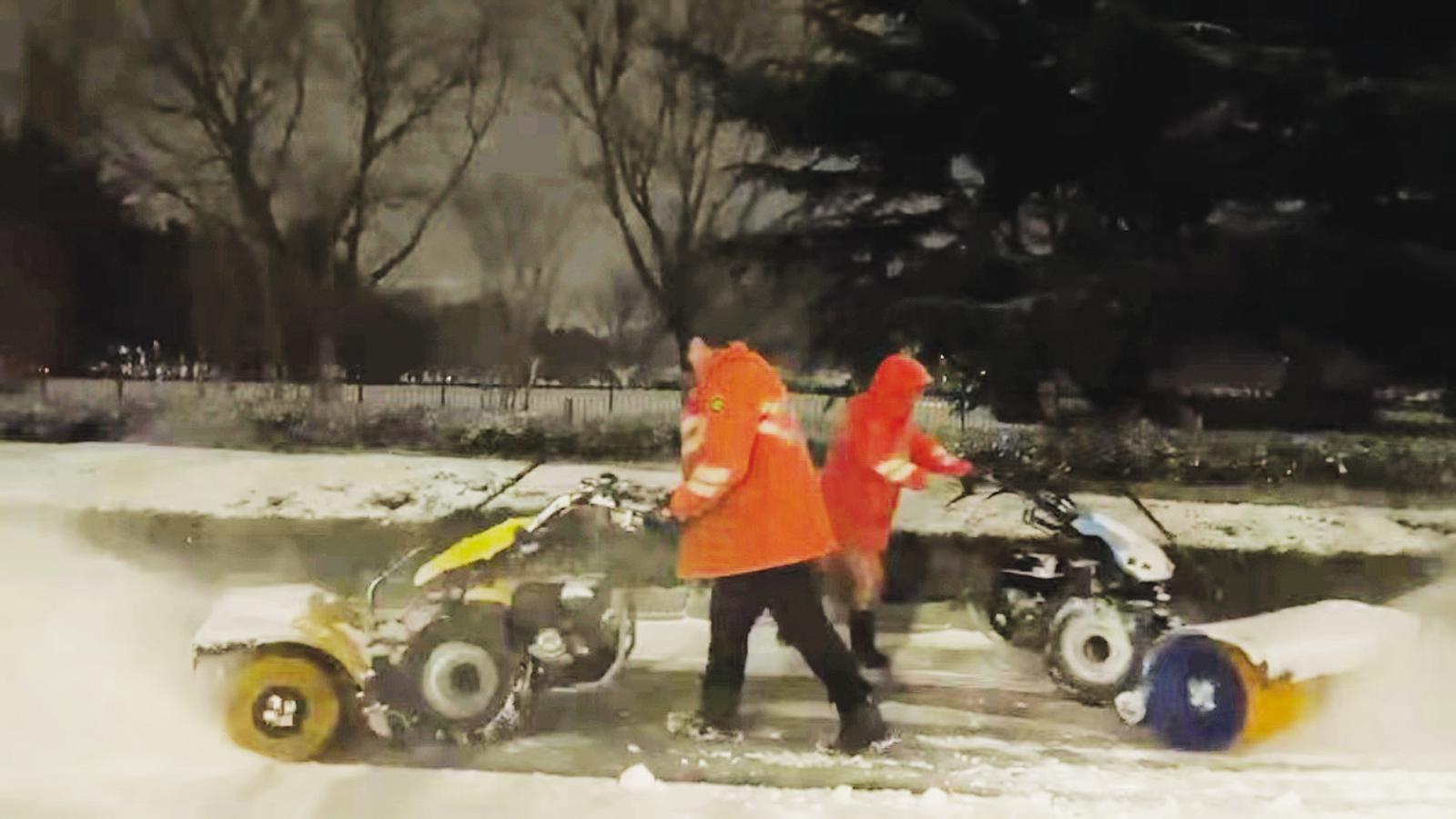 彻夜坚守，烟台城管队员清雪保畅通