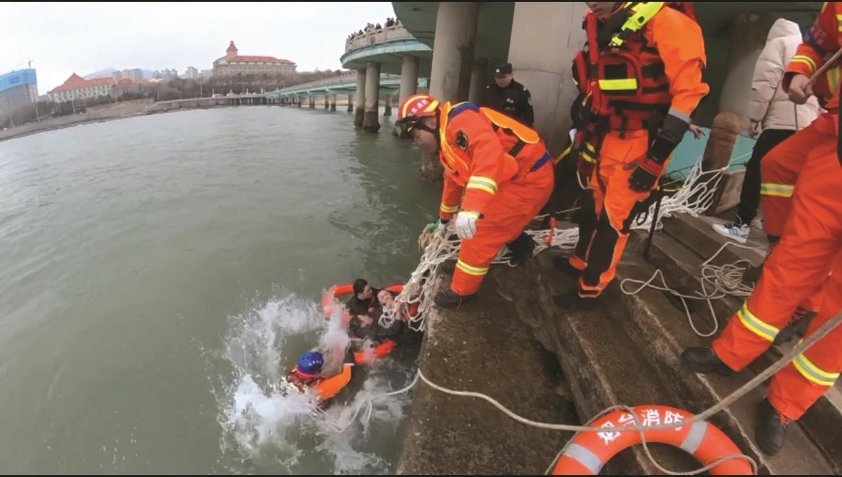 烟台：两名男子救落海女子一同被困 消防员跳进海中成功将3人救上岸