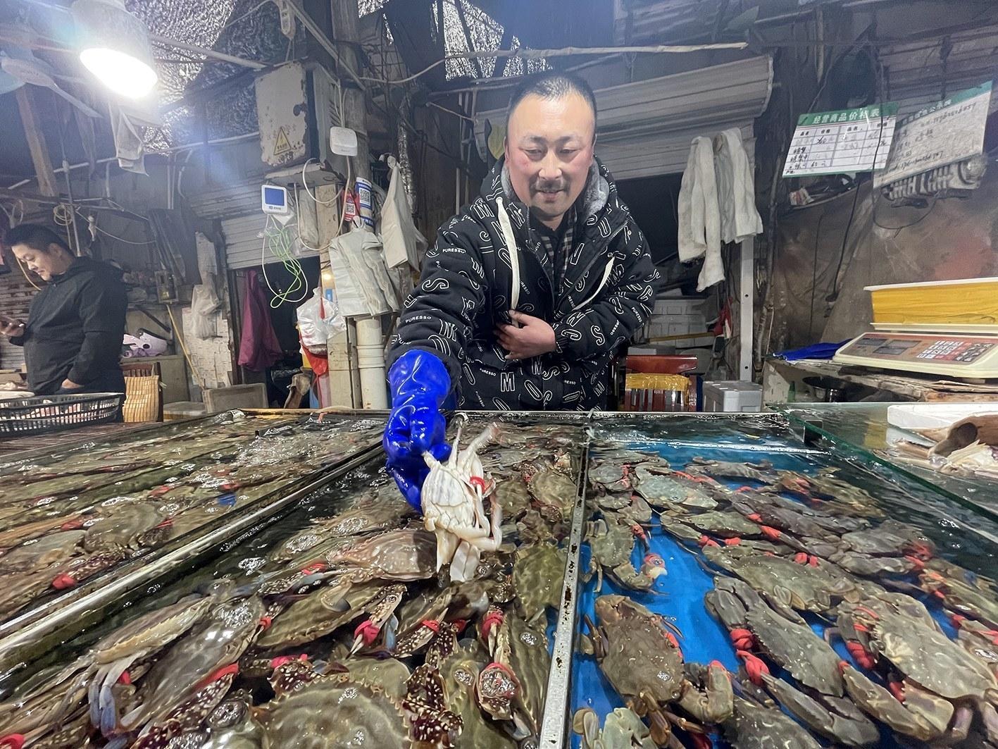 烟台文化路市场海鲜摊主张福杰：摊在人在，顾客少也得守摊
