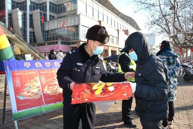 烟台：平安春运 交警同行