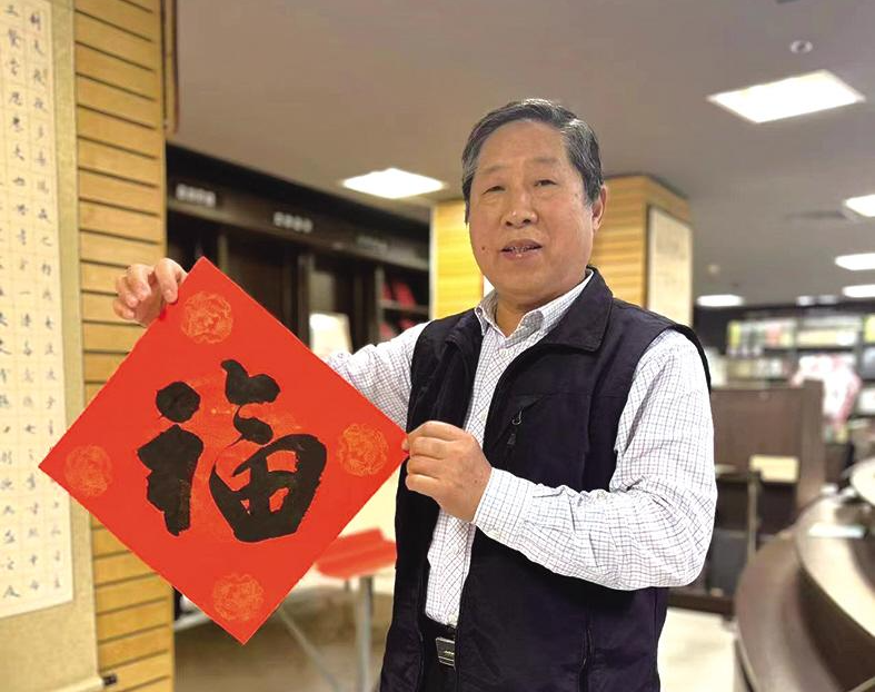 退休老人李耀光：笔墨飘香乐享晚年