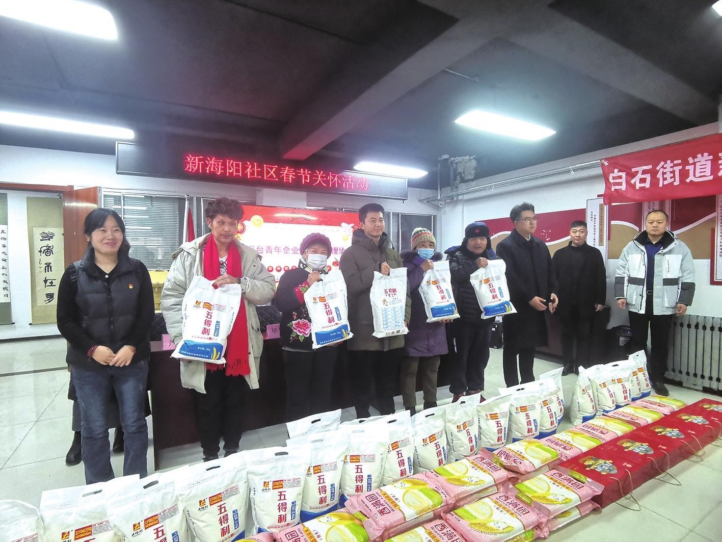 烟台市道德模范任春铭为社区特殊群体发年货