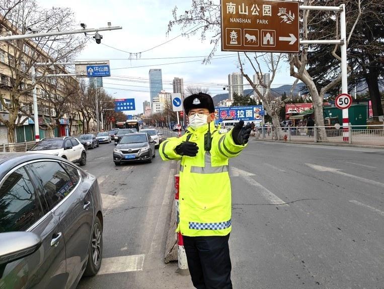 交警提醒：南山公园灯会北门交通压力大 从东门或西门进入可提高通行效率