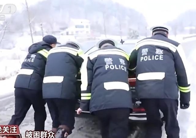 乘客回家路上遭遇车辆滞留，他们伸出援手