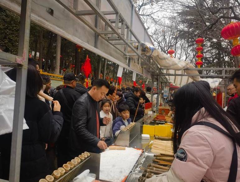 烟台：赏灯会逛庙会，公园活动年味浓