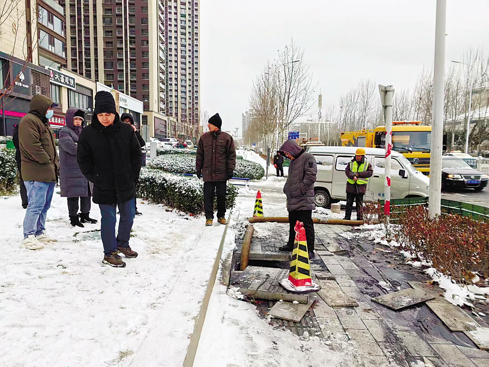 莱山清泉路西侧人行道污水四溢 12345政务服务便民热线积极协调推动问题解决