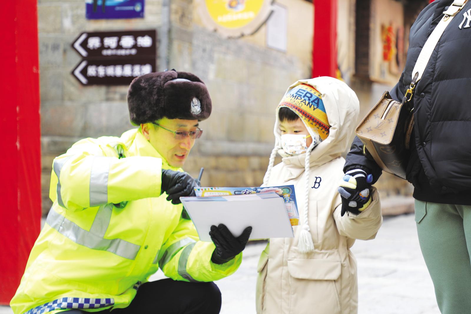 烟台交警一大队走进灯会景区宣传交通安全