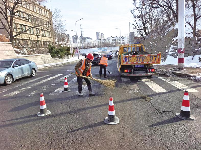 图片新闻|烟台市城管局市政养护中心普查道路问题 为春季热沥青养护做准备