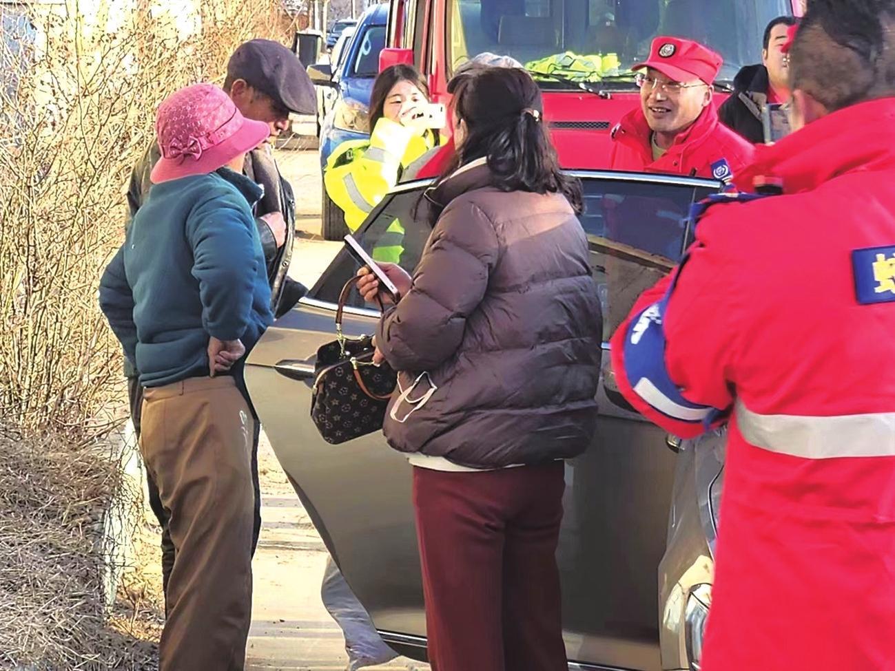 七旬老人患阿尔茨海默病走失 海阳30名志愿者搜寻7个多小时 在6公里外山坳找到