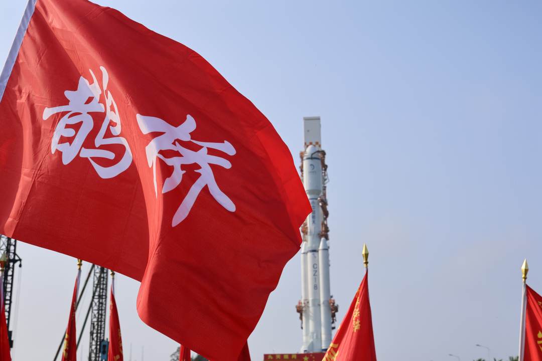 鹊桥二号中继星任务星箭组合体垂直转运至发射区
