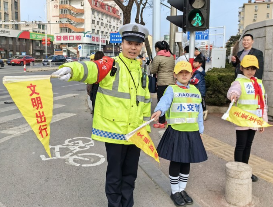烟台市中小学生参与交通安全宣传教育