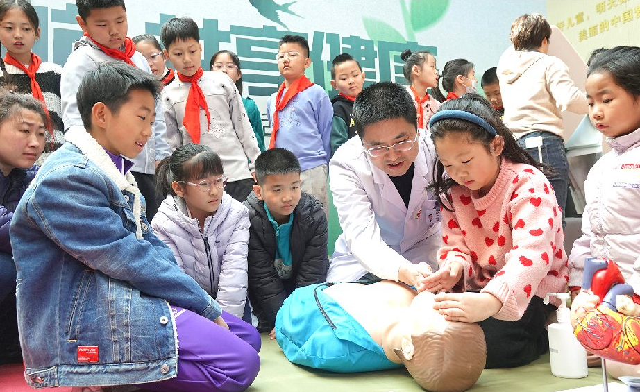 烟台市举行健康科普嘉年华 小学生们学习心肺复苏术