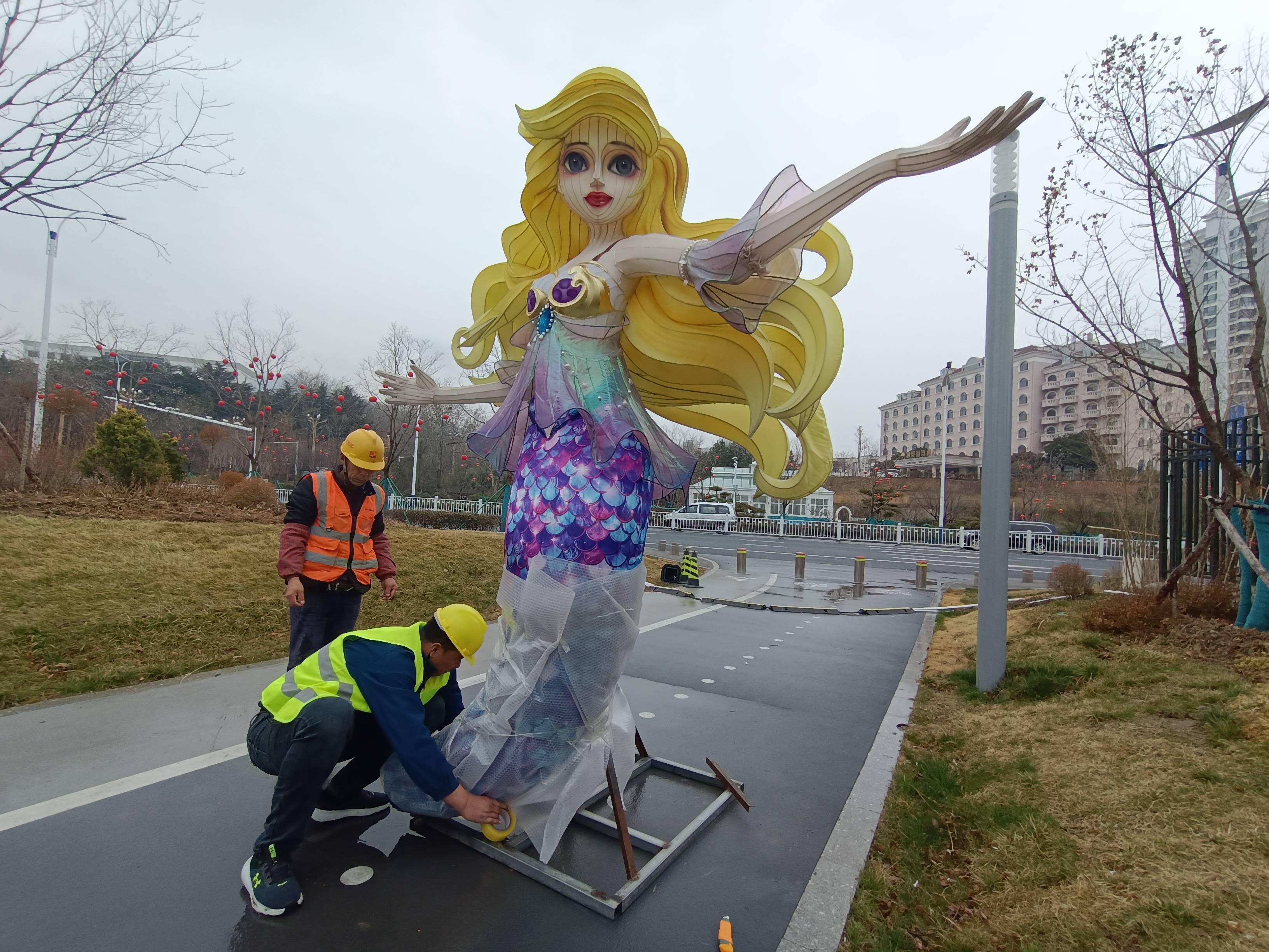 陪伴烟台市民一个春节的迎春灯饰在雨中谢幕