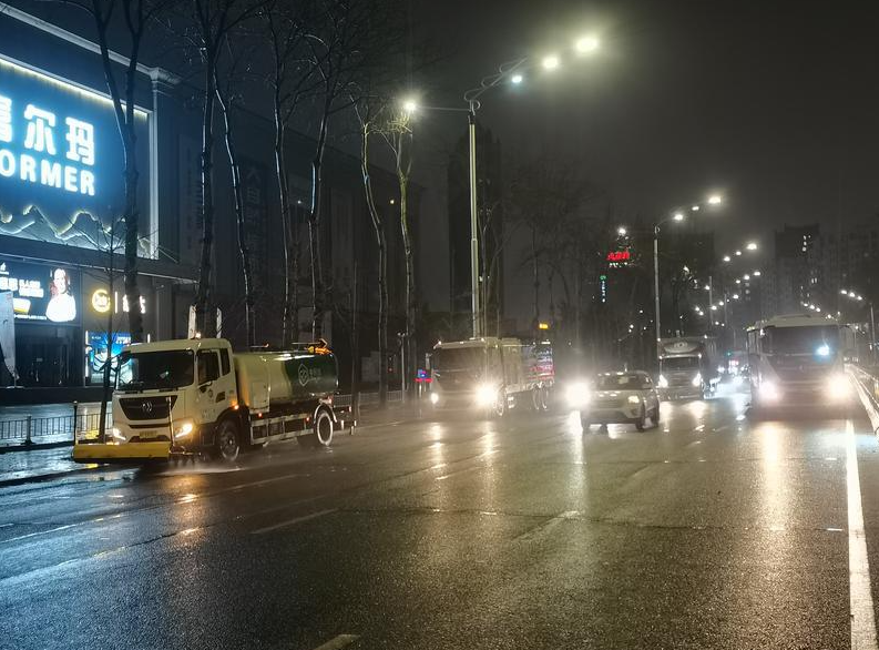 芝罘环卫借雨净城，洗出港城新颜值