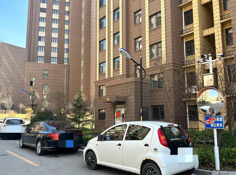 芝罘区山居郦城小区消防通道被私家车占据 物业回复：大多是外来车辆临时停放