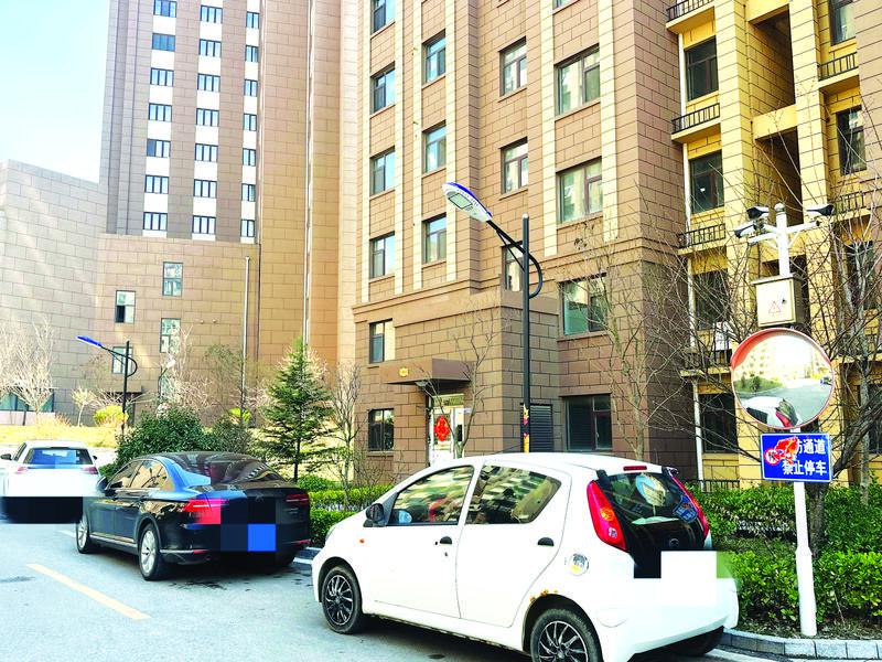 山居郦城小区的消防通道被私家车占据 物业回复：大多是外来车辆临时停放