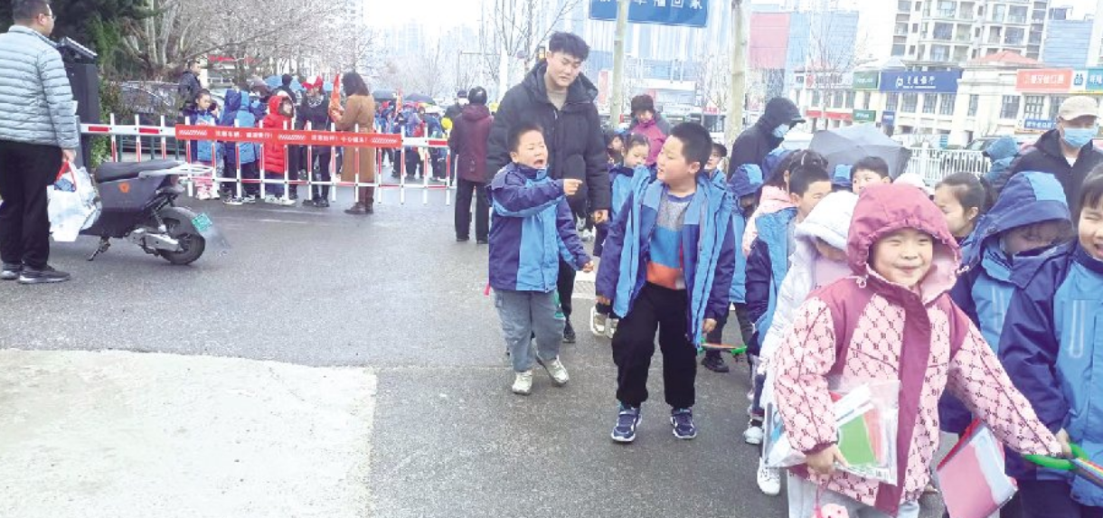 民意通|莱山区清泉路烟大附小门口北侧：一根停车杆，拦住孩子放学路