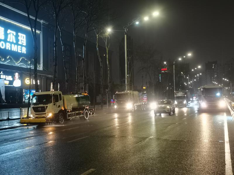 芝罘环卫借雨净城 洗出港城新颜值