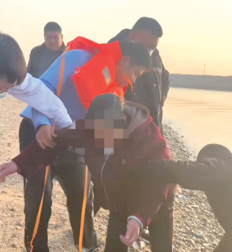 龙口一老太太不慎坠海，警民联手救援