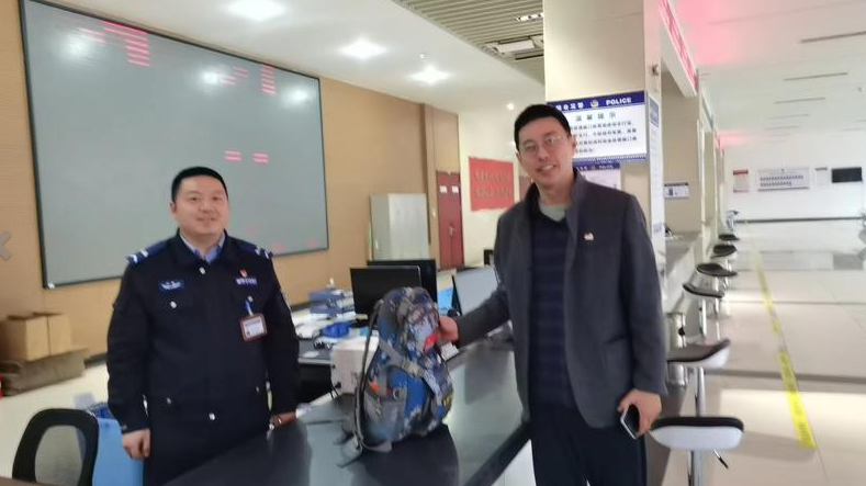 烟台交警支队第四大队交警延迟下班，只为归还失主物品