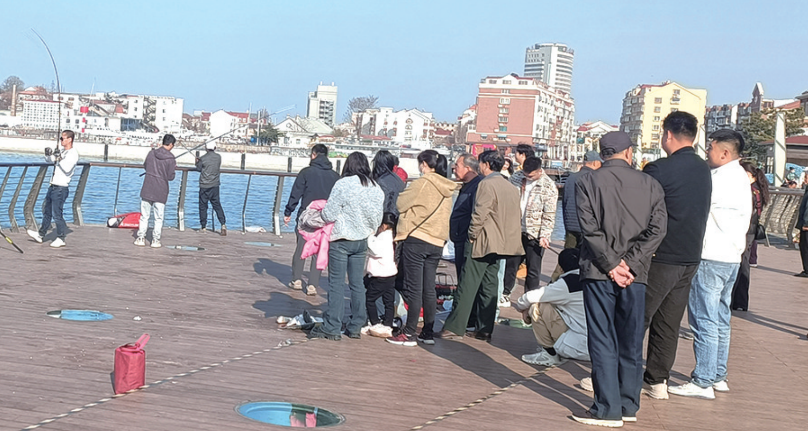 民意通|芝罘湾广场违规垂钓大煞风景 甩钩易伤游客又惊了海鸥