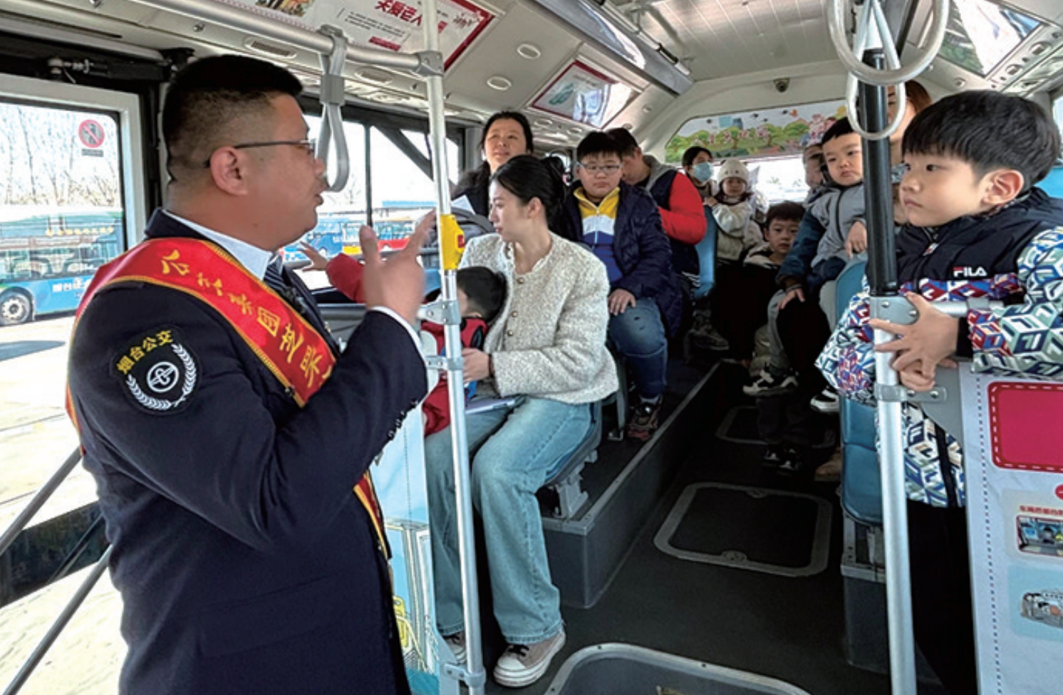 烟台萌娃化身“小小公交司机”
