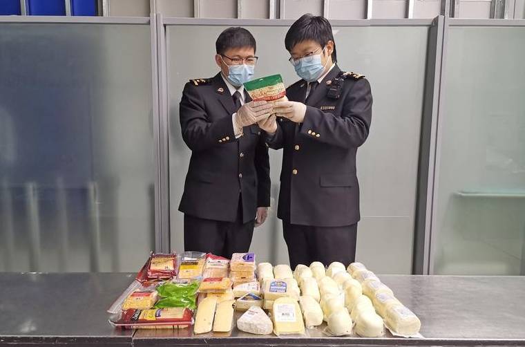 烟台海关查获违规携带进境奶酪24千克