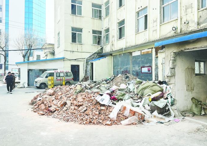 烟台毓璜顶街道建筑垃圾俩月无人清 目前，相关部门仍未答复