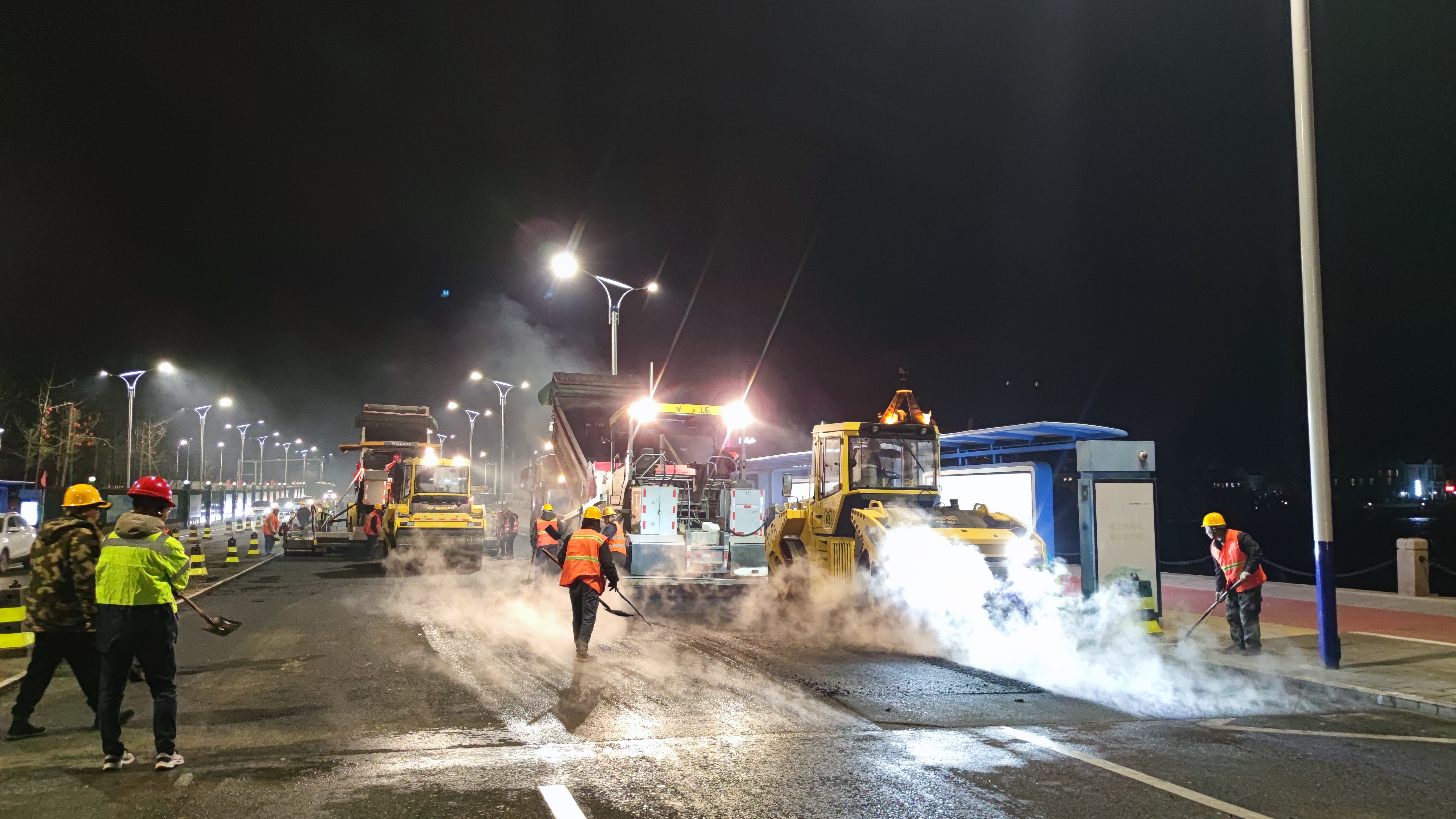 烟台市区滨海中路（海韵路至虞美人广场）东半幅道路罩面完工