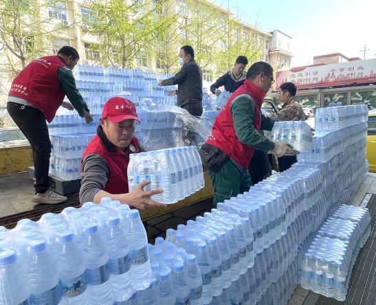 市慈善总会向护林工作者捐赠5000瓶饮用水