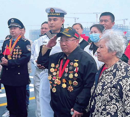 登上烟台舰，98岁老兵感叹：“祖国强大了，由衷自豪！”