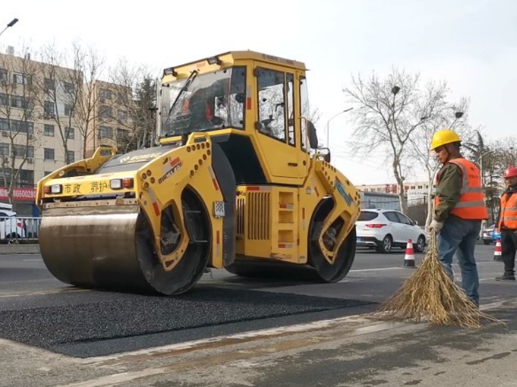 烟台市政道路首遍热沥青养护维修完工