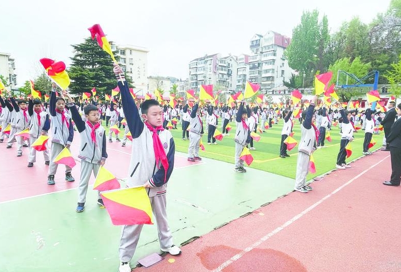 芝罘区葡萄山小学热烈欢迎烟台舰亲人到校参观交流