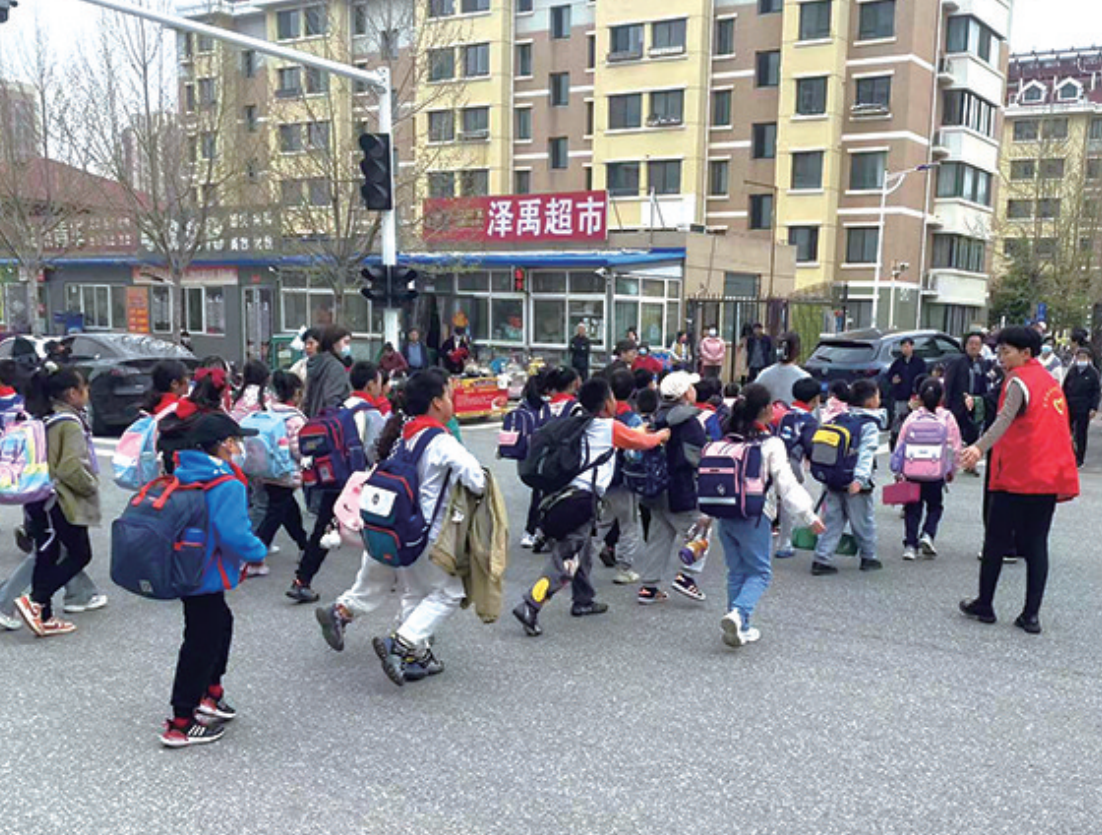 芝罘区鲁峰社区网格助理员组建志愿服务队 为孩子撑起“平安伞”