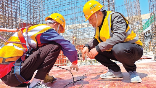 奋进万亿新征程|代吉义：每天领着工友给楼房穿衣服