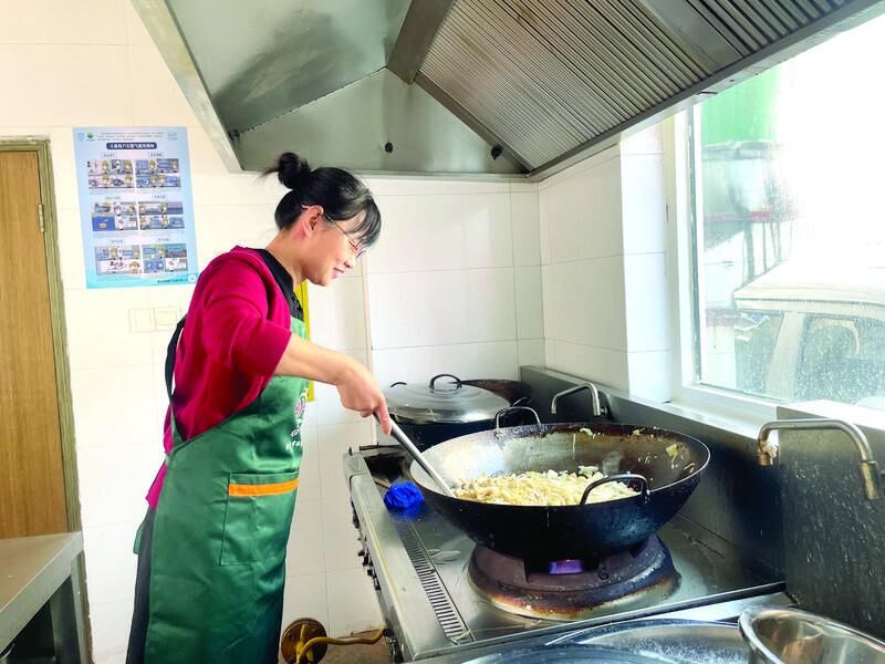 跟着劳模去上班|全国劳动模范、芝罘区大海阳社区党委书记冷晓燕：用脚步丈量幸福