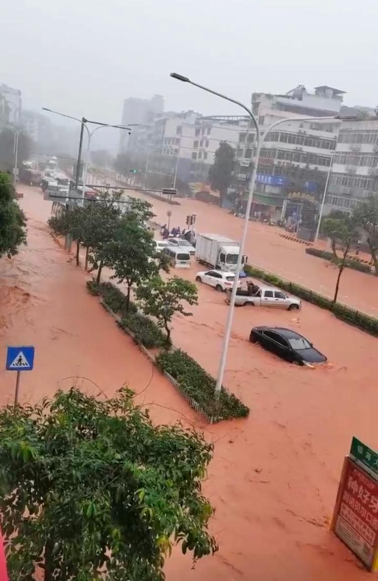 南宁发布今年首个暴雨红色预警 部分城区道路、幼儿园被淹