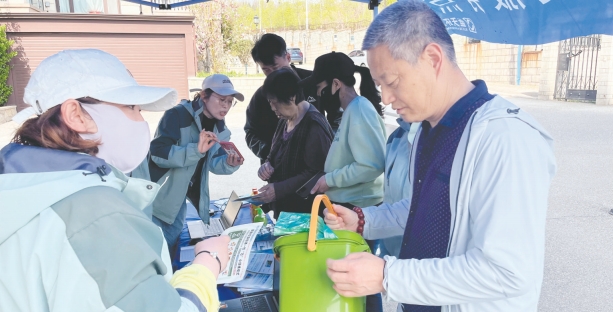 莱山区四季花城小区居民用上配备智能芯片的厨余垃圾“小绿桶”