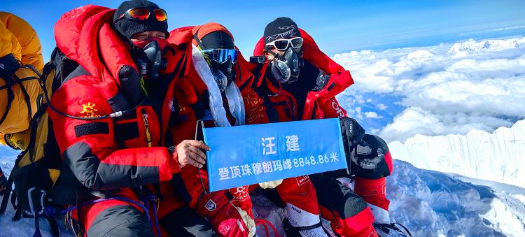 70岁登山者汪建登顶珠峰，刷新中国纪录