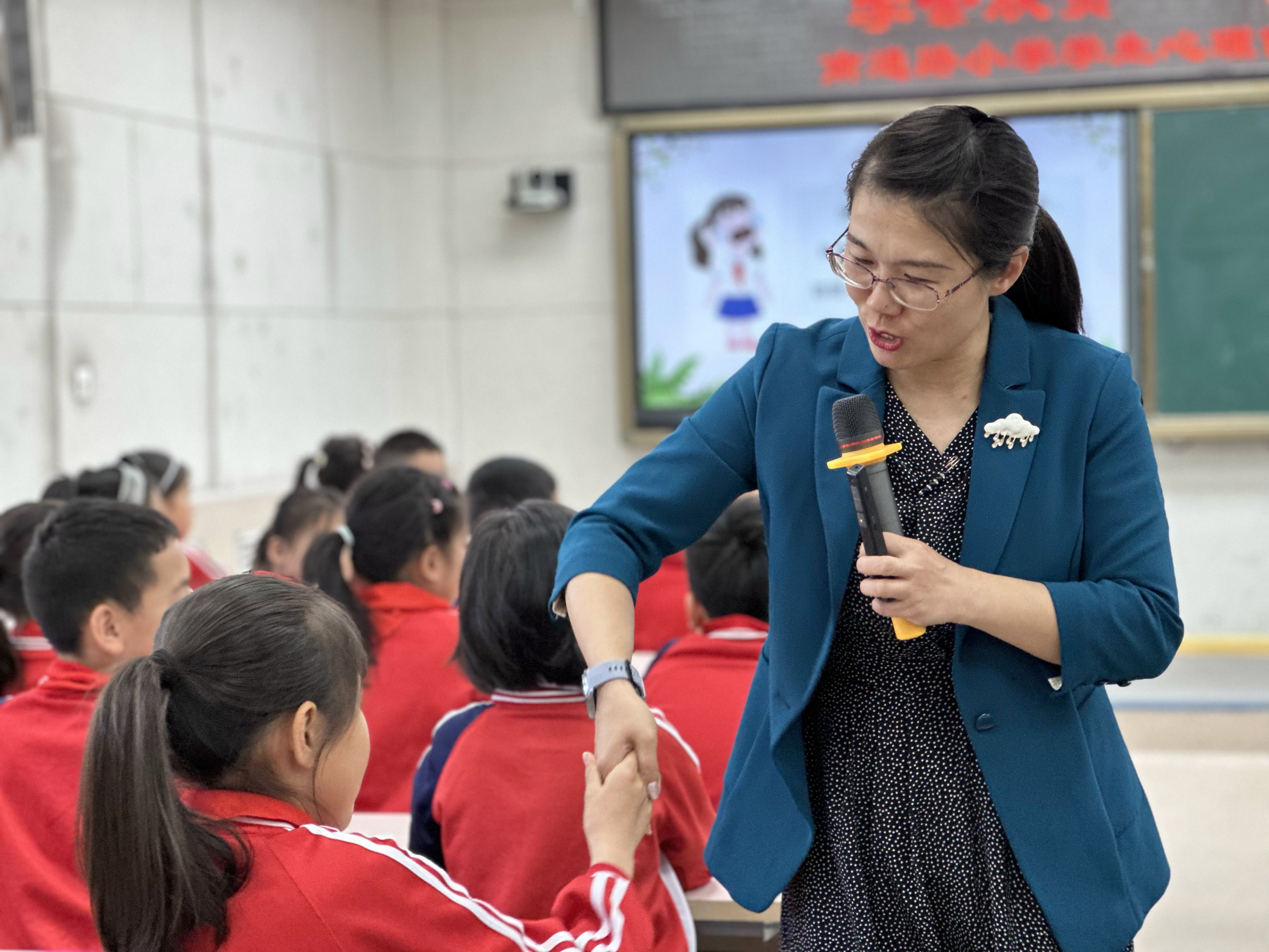 烟台李小云：6年奉献200多场讲座，点亮万名孩子心灯