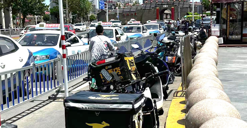 芝罘区西关南街非机动车道成电动车“停车场”