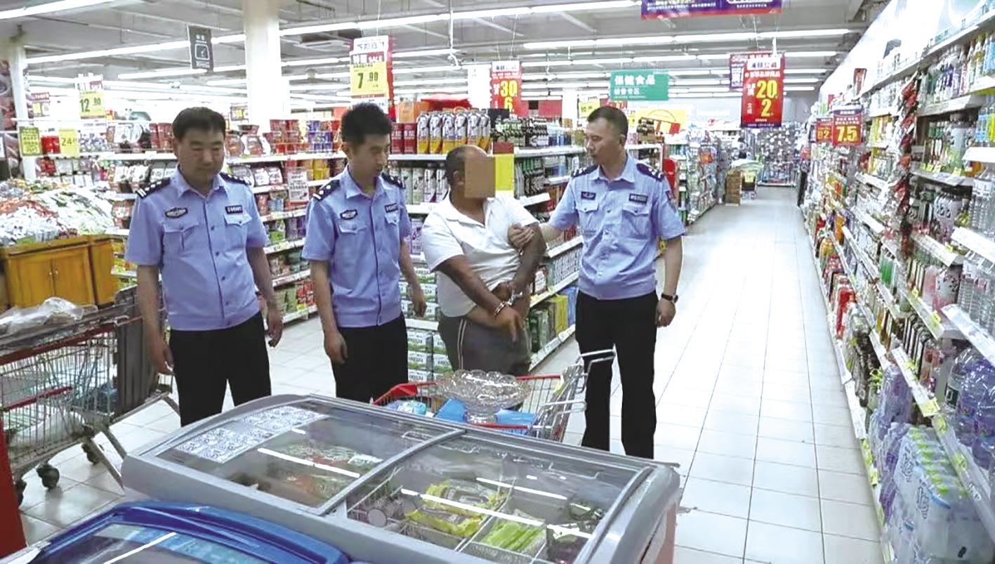 半小时进出超市7次盗走数条香烟 窃贼潜回宿舍1小时就被民警抓获