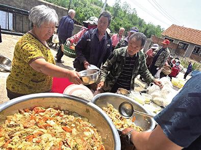 牟平区东垛夼村民苹果套袋忙 书记免费送饭菜